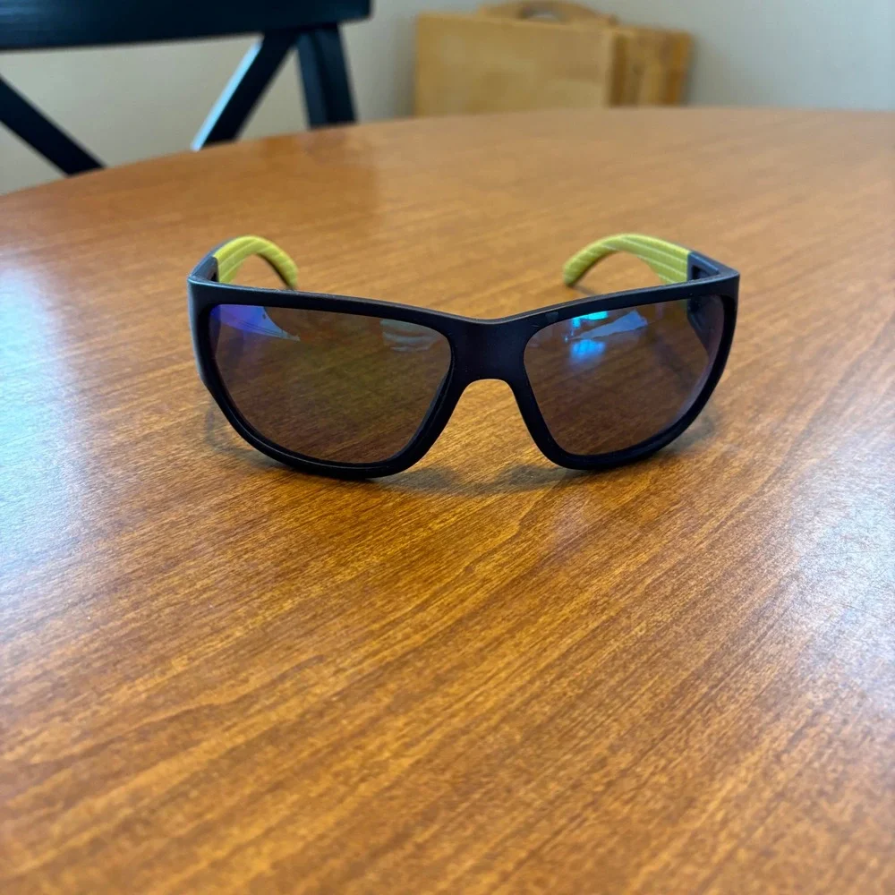 Foster Grant Black Wrap Sunglasses Green Textured‎ Arms Sporty